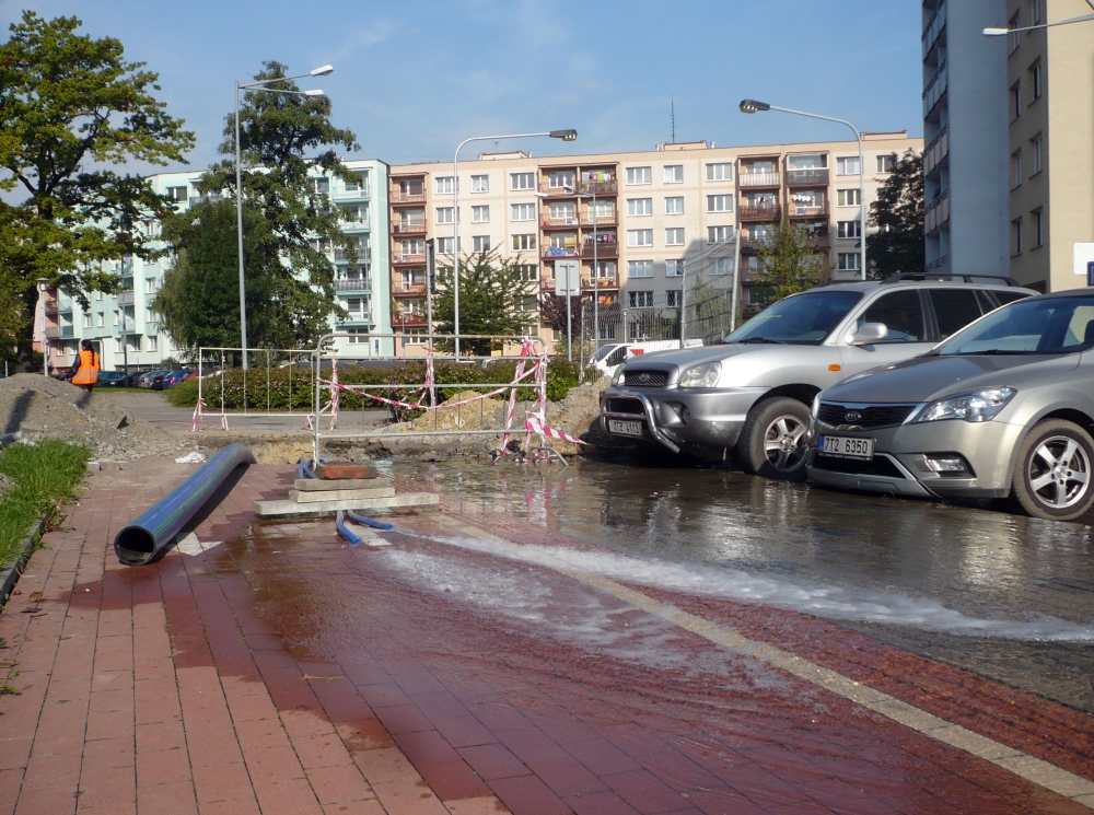 Výkopy na sídlišti kvůli výstavbě nového vodovodu