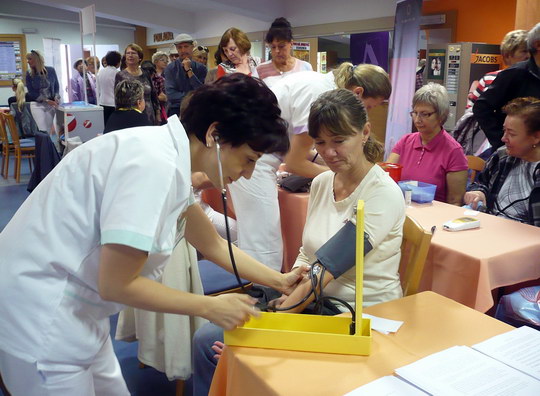 Desítky lidí si nechávají bezplatně změřit tlak, cukr i cholesterol