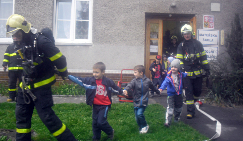 Hasiči nacvičovali zásah za plného provozu mateřinky