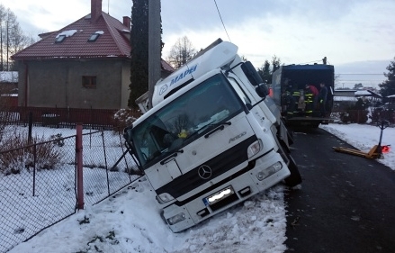 V Rychvaldu sjelo do příkopu auto s drogistickým zbožím