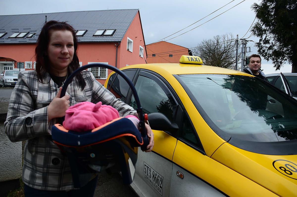 Bohumínské baby taxi vozí děti za „hubičku“ k lékařům