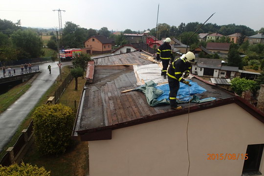 Silný vítr strhl část střechy rodinného domu v Nové Vsi