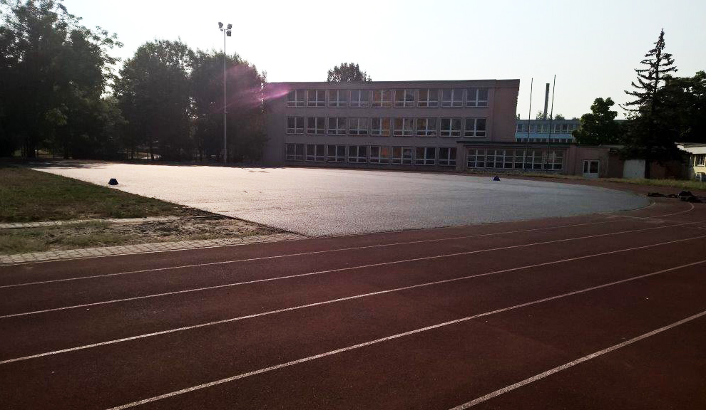 Vnitřek atletického oválu se zpozdil kvůli finišeru