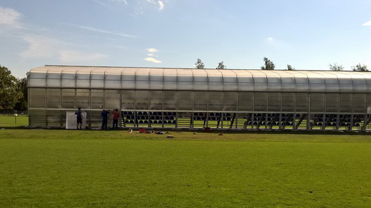 Na diváky foukat nebude, tribuna má další krytí