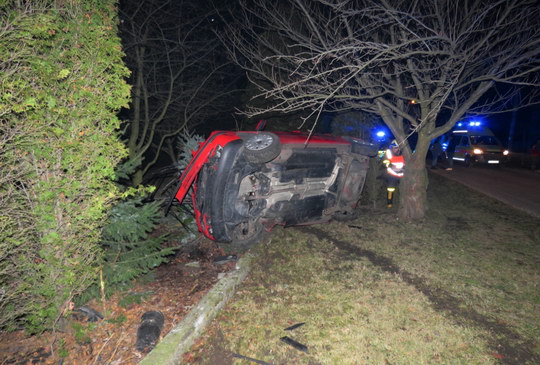 Dvacetiletá řidička zaparkovala auto do plotu