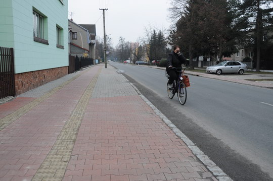 Kdo má přednost při přejíždění silnice, když já jako cyklista, jedu po cyklostezce a chci přejet z chodníku na chodník?
