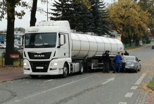 Kolize cisterny s osobním autem se obešla bez větších škod