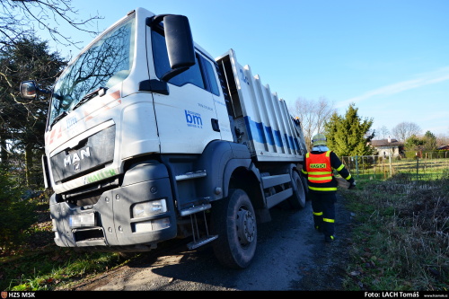 Zapadlému popelářskému kukavozu pomohl Bizon