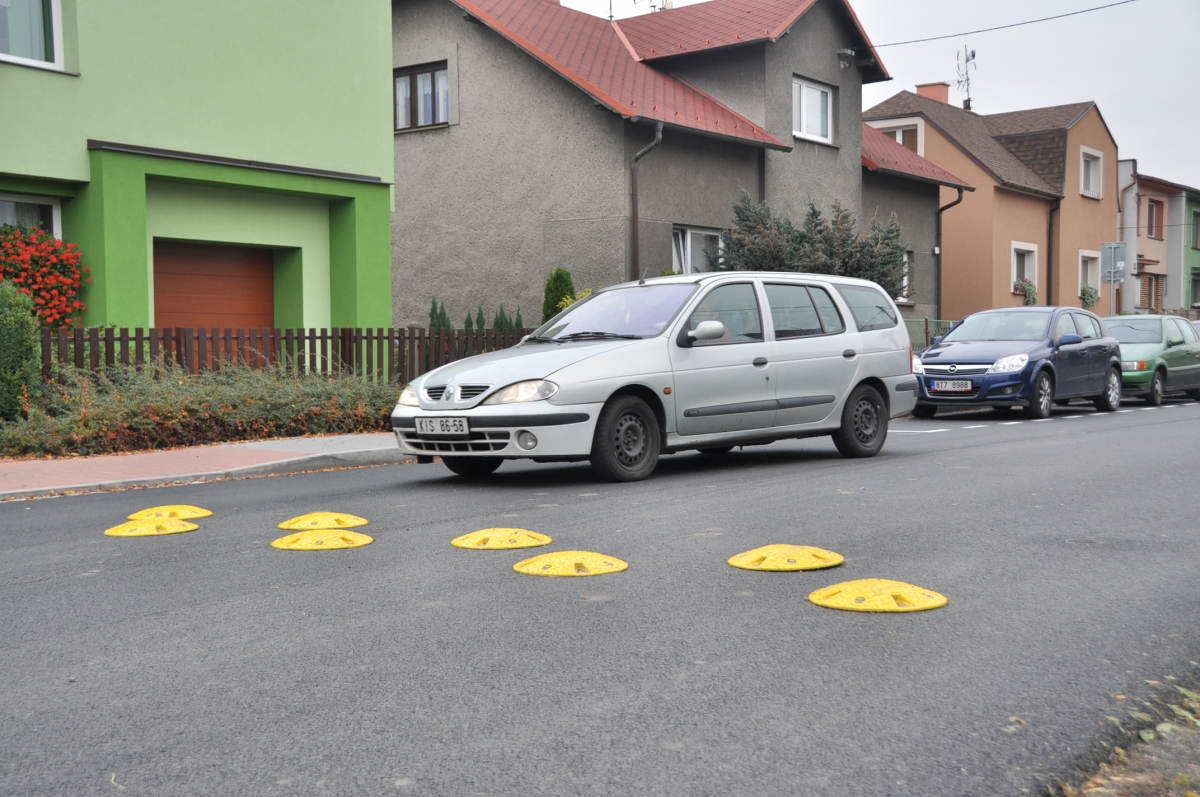 Retardéry v Mládežnické ulici vyrostly na přání místních lidí