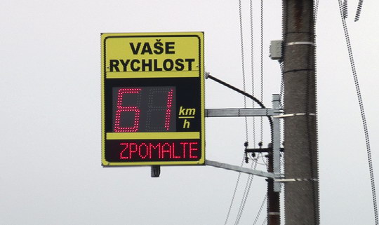 Rychlou jízdu krotí v Hraniční ulici nový měřič