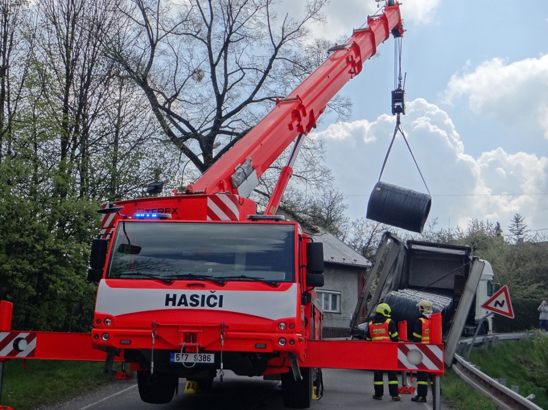 Hasičský jeřáb vyprostil kamion a překládal jeho drátěný náklad