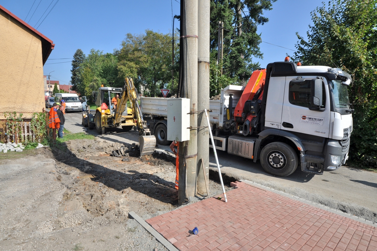 Silnici v ulici Na Pískách čeká oprava ještě letos