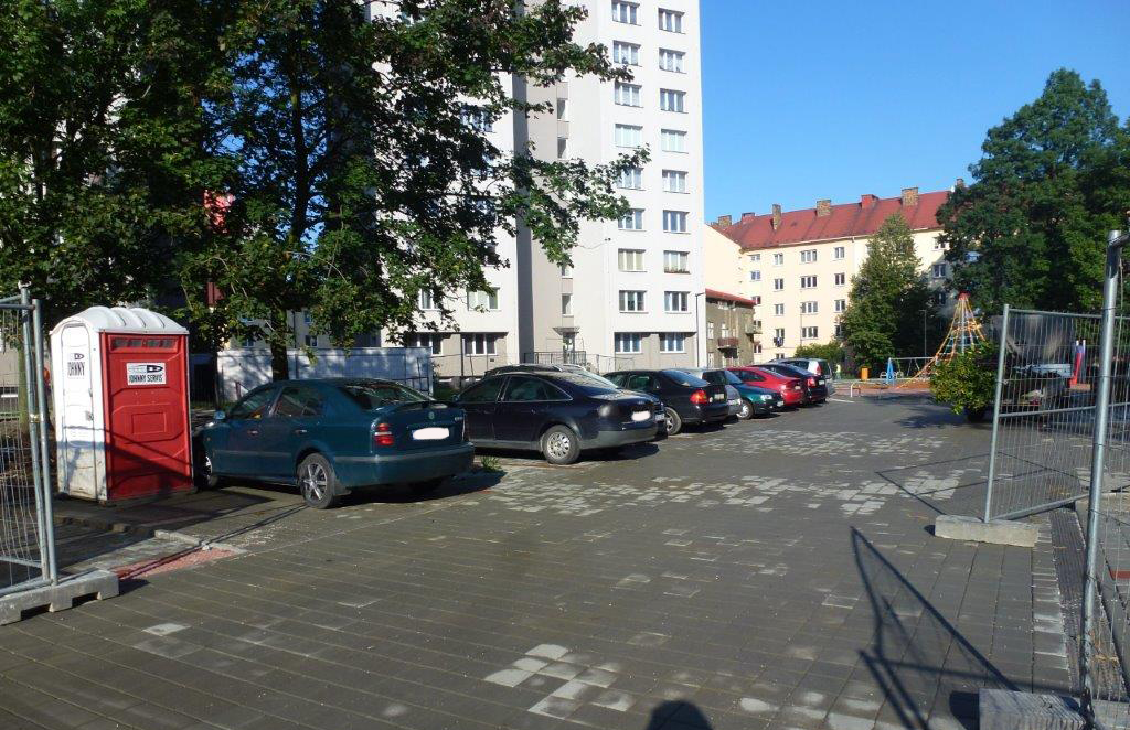 Řidiči parkují na nedostavěném parkovišti. Vyčkejte, nabádají stavbaři