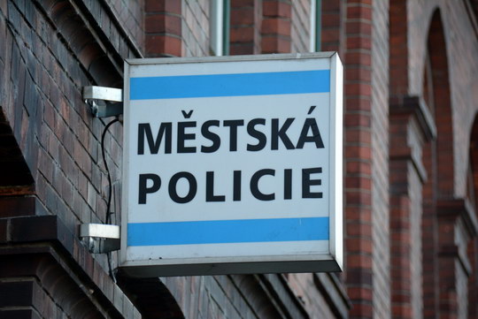 Zloděj se přepočítal, nevědomky řádil přímo pod okny služebny strážníků
