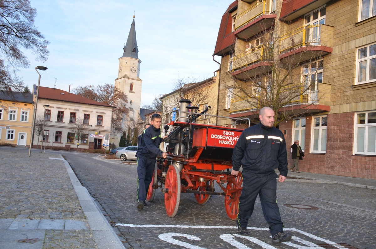 Historická stoletá stříkačka nově k vidění ve Starém Bohumíně