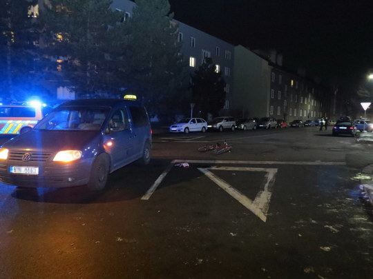 Policisté žádají o pomoc svědky střetu taxíku s cyklistkou