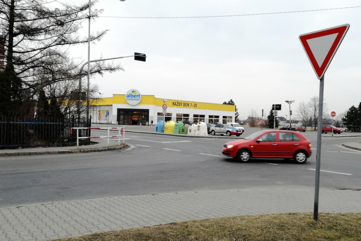 Přechod pro chodce v Jateční ulici zvážíme, odpadky posbírají veřejně prospěšní pracovníci