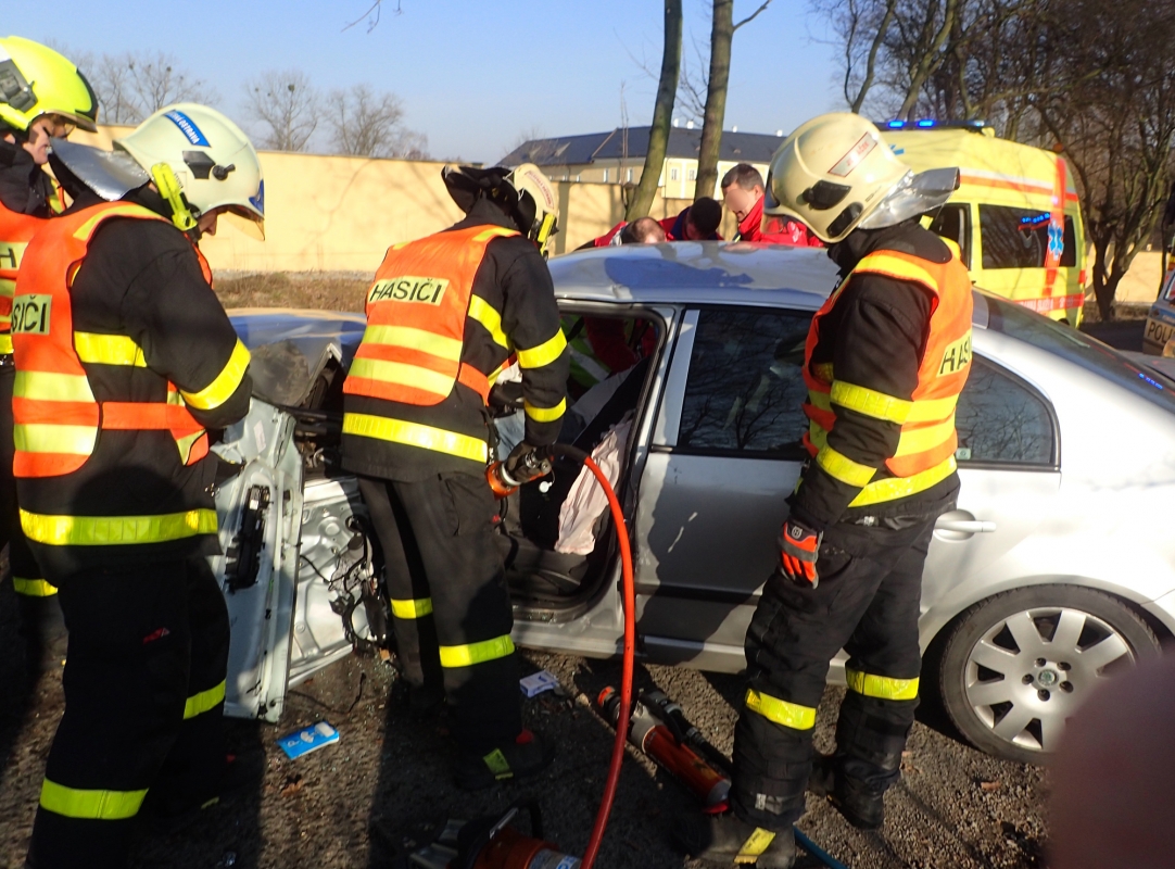 Hasiči museli řidiče z havarovaného auta vystříhat