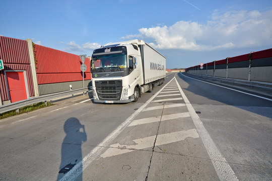Ředitelství silnic nechává opravit 89 porušených soklových panelů protihlukové zdi
