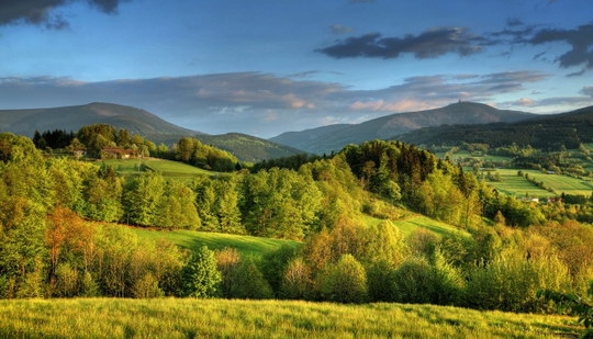 Také v hlavní turistické sezóně se návštěvnost kraje meziročně zvýšila
