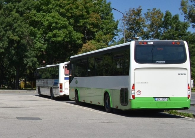 Změna zastávek autobusové linky 555 závisí na jejím provozovateli