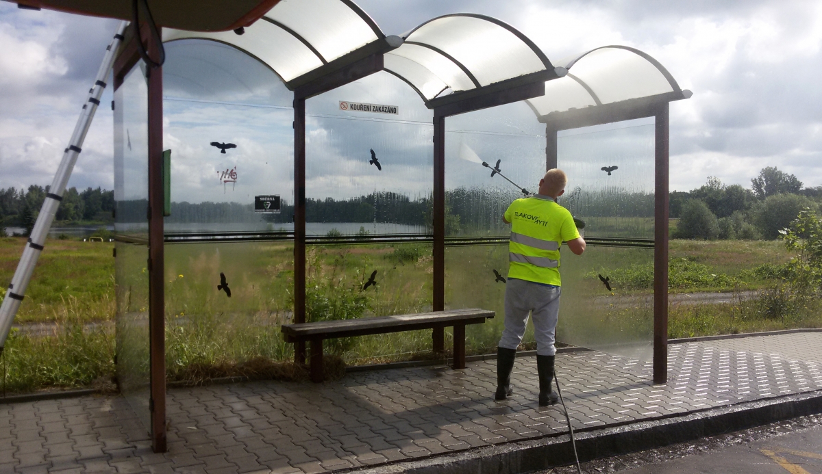 Bohumín vyčistil třicet skleněných čekáren autobusových zastávek