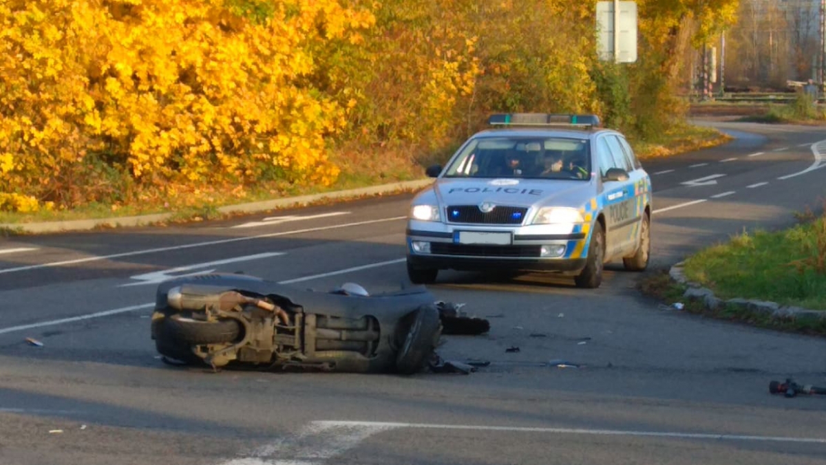 Střet motocyklu s osobním autem u Kauflandu