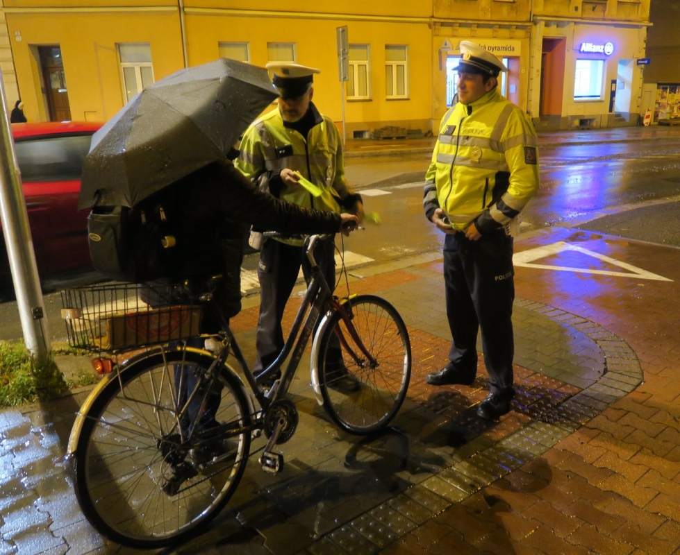 Nepodceňujte za snížené viditelnosti reflexní prvky, nabádají policisté