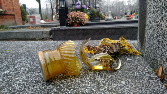 Vandal rozbil okna hřbitovní kapličky, poničil hřbitovní lampičky