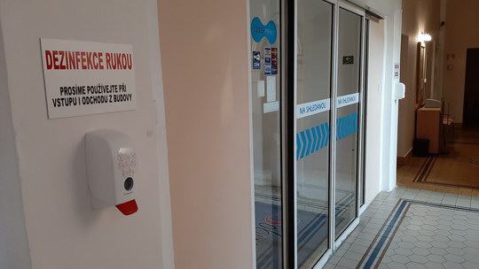 Nezapomínejme na dezinfekci rukou při vstupu do radnice i při odchodu z budovy