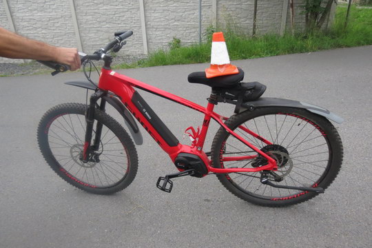 Žena na elektrokole se střetla se závodní cyklistkou