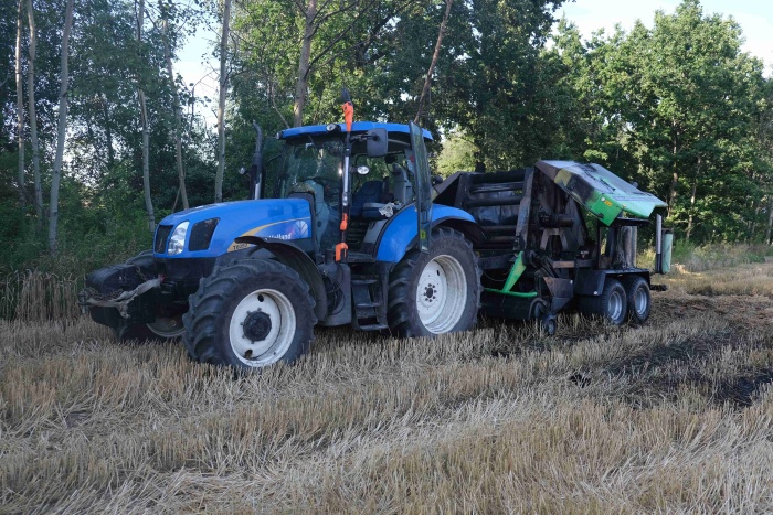 Na poli v Pudlově vzplál balíkovač, škoda je 350 tisíc