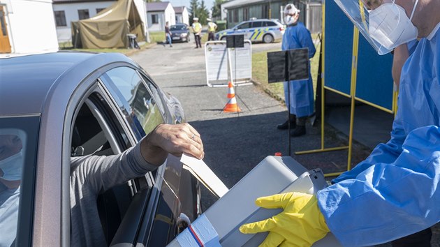 Lidé v karanténě budou moci volit na drive-in stanovišti