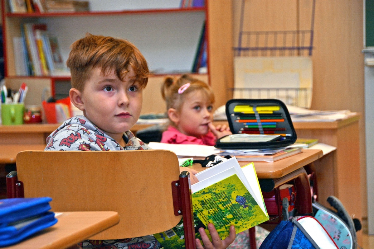 Vodníci  z Bohumína dovezli školákům knihu o kapříku Metlíkovi