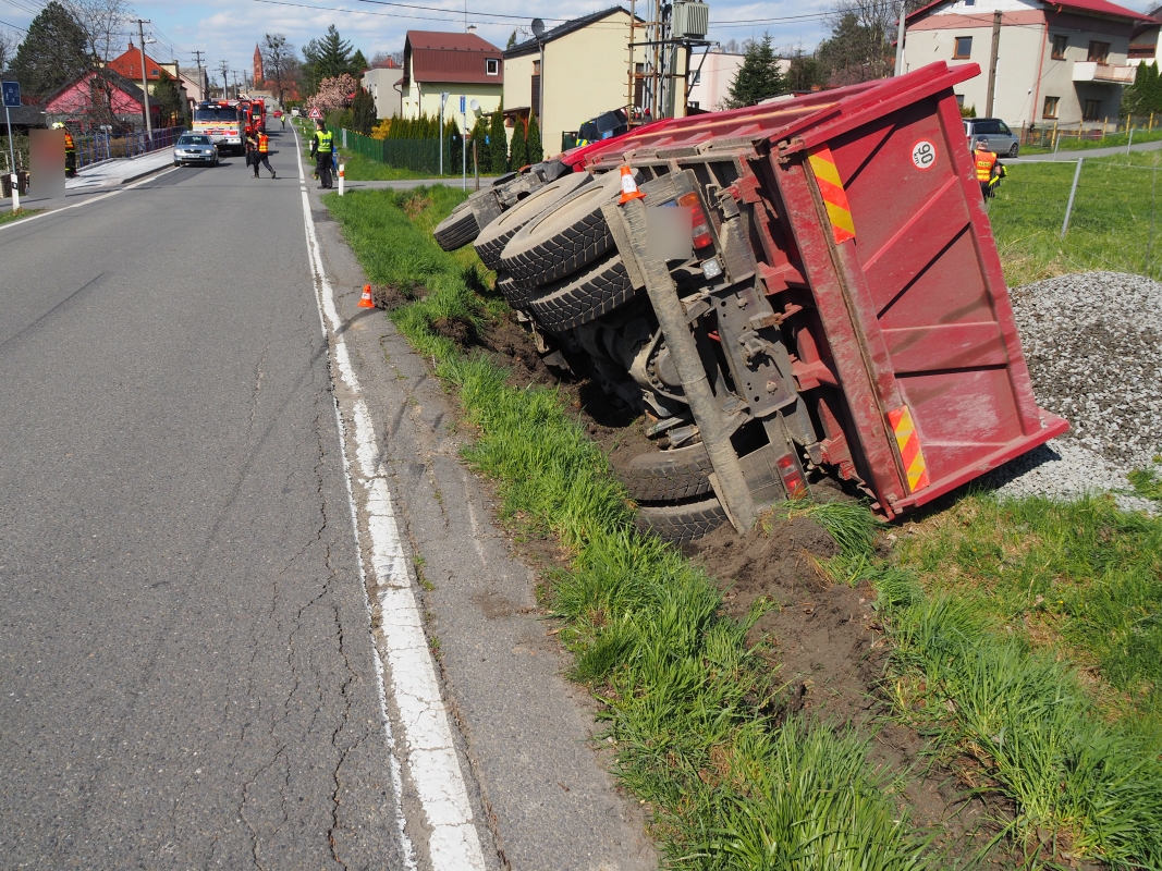 Naložená Tatrovka se poroučela do příkopu