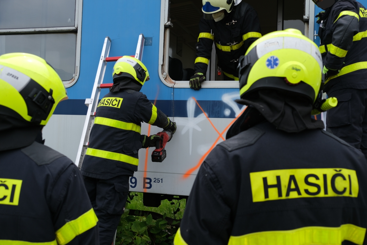 Hasiči trénovali vyprošťování osob u nehod na železnici