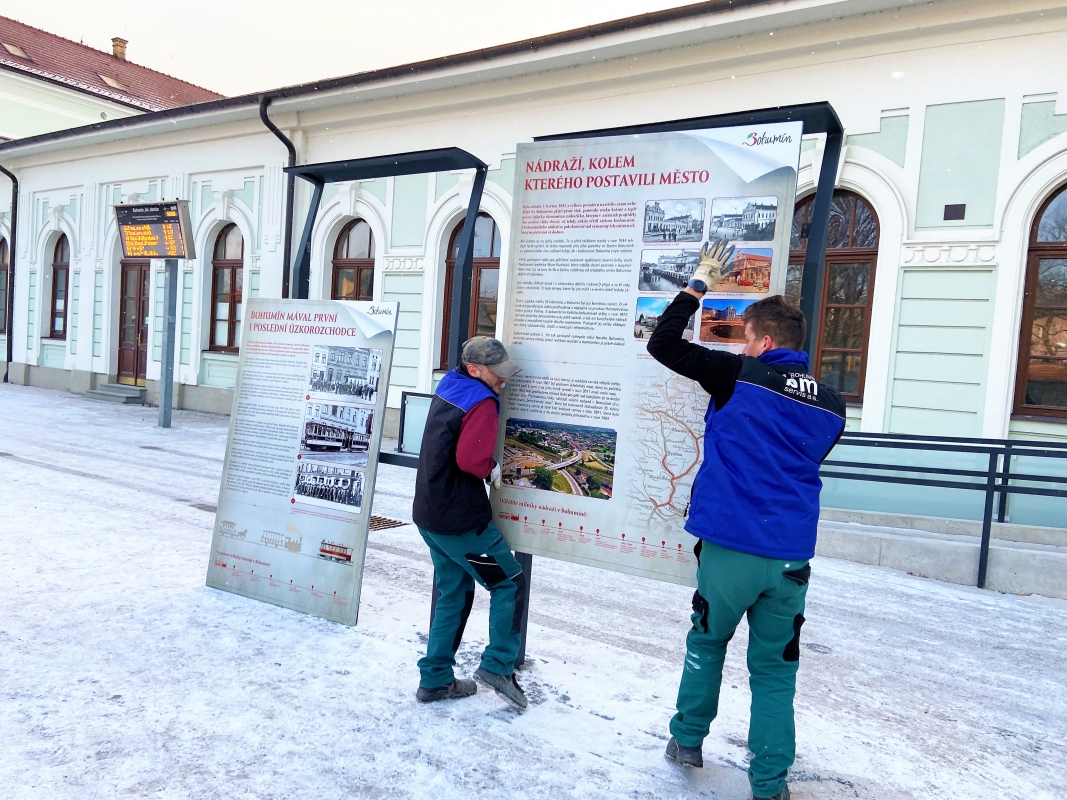 Nové tabule u nádraží obsahují mix historie a turistických tipů