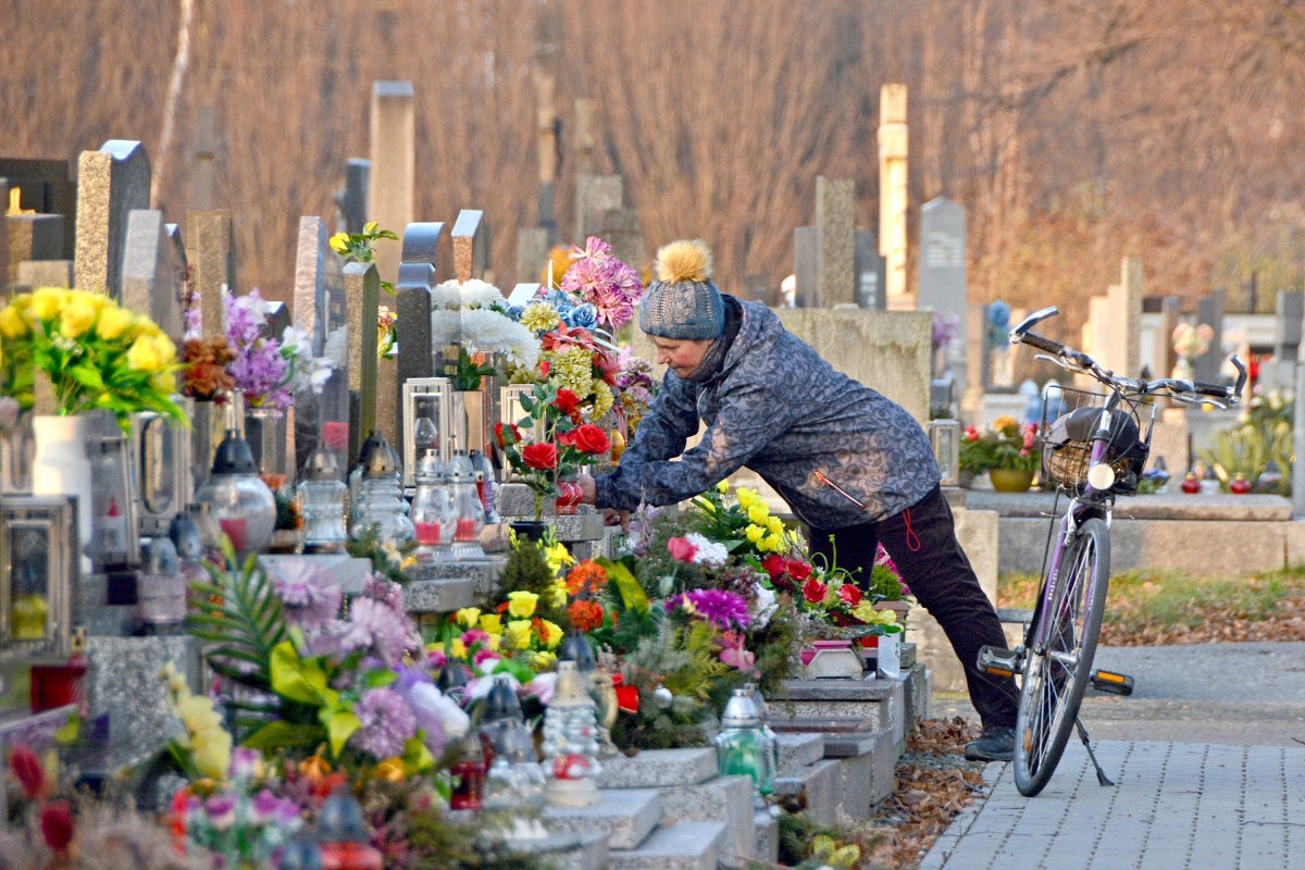 Sklo a plasty do barevných kontejnerů, nově třídíme také na hřbitovech