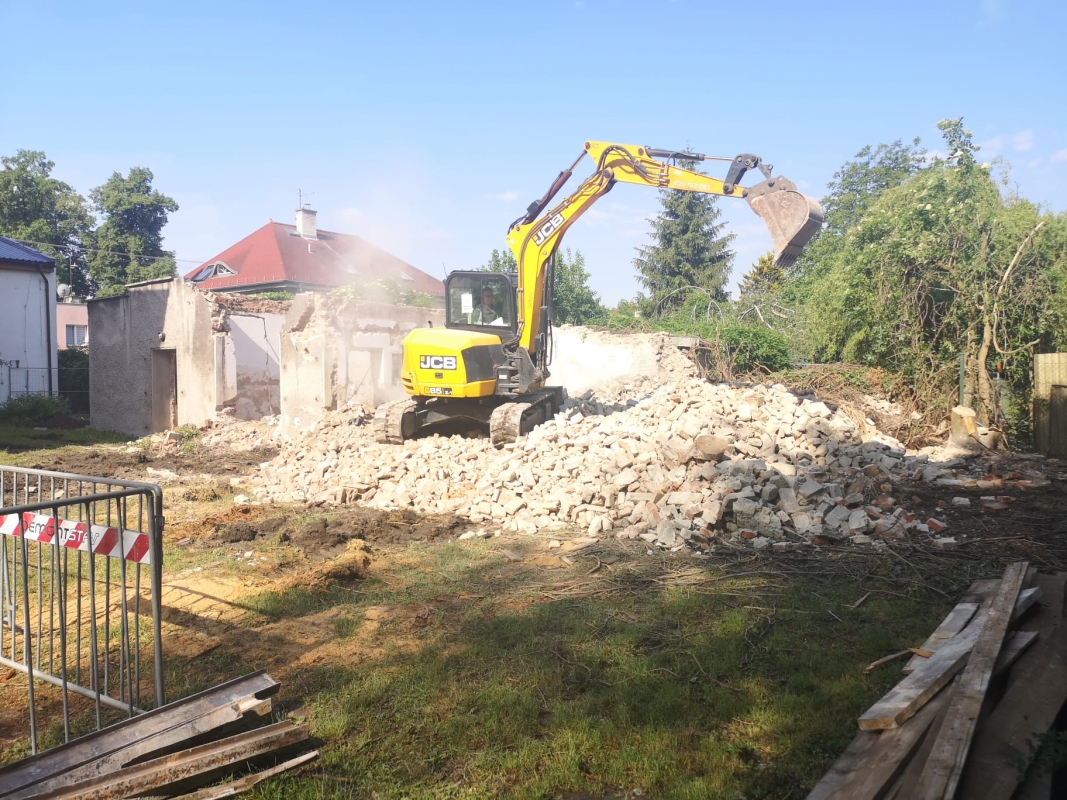 Zchátralé sklady poslali k zemi, ve školní zahradě je díky tomu více místa