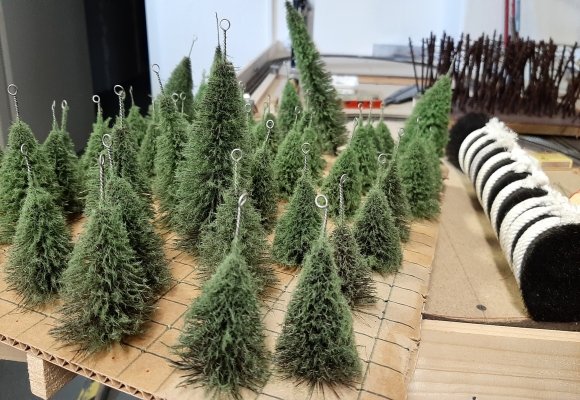 Železniční modeláři pořádají „stromečkobraní“, můžete pomoci s výrobou dekorací
