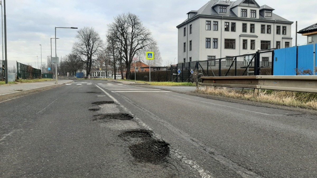 Výmoly v Lidické ulici jsou rozsáhlé, Bohumín upozornil krajské silničáře