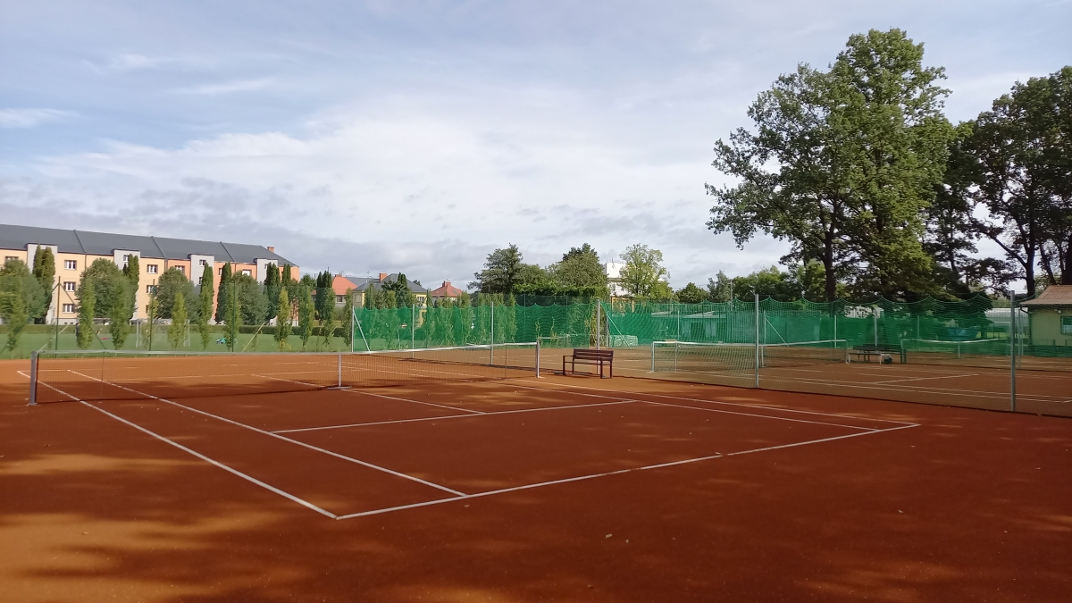 Za tenisem na kurty za park, Bospor pořádá turnaj čtyřher neregistrovaných hráčů