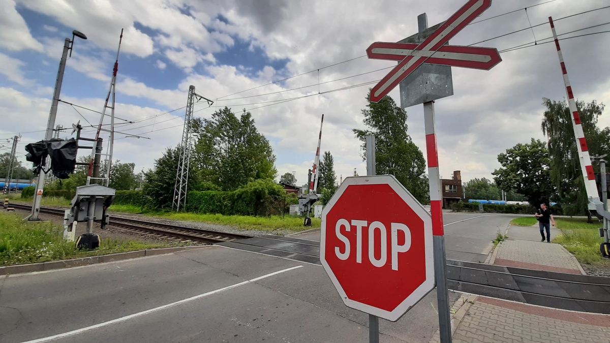 Autem sestřelil sloup se závorou na přejezdu u Kauflandu