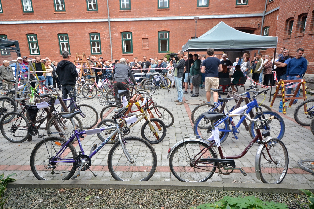 Město vydražilo přes třicet bicyklů. Některé za desetikoruny, jiné za tisíce