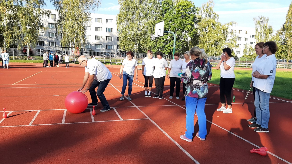 Od střelby z kuše až po moučník, bohumínští senioři zvládají vše