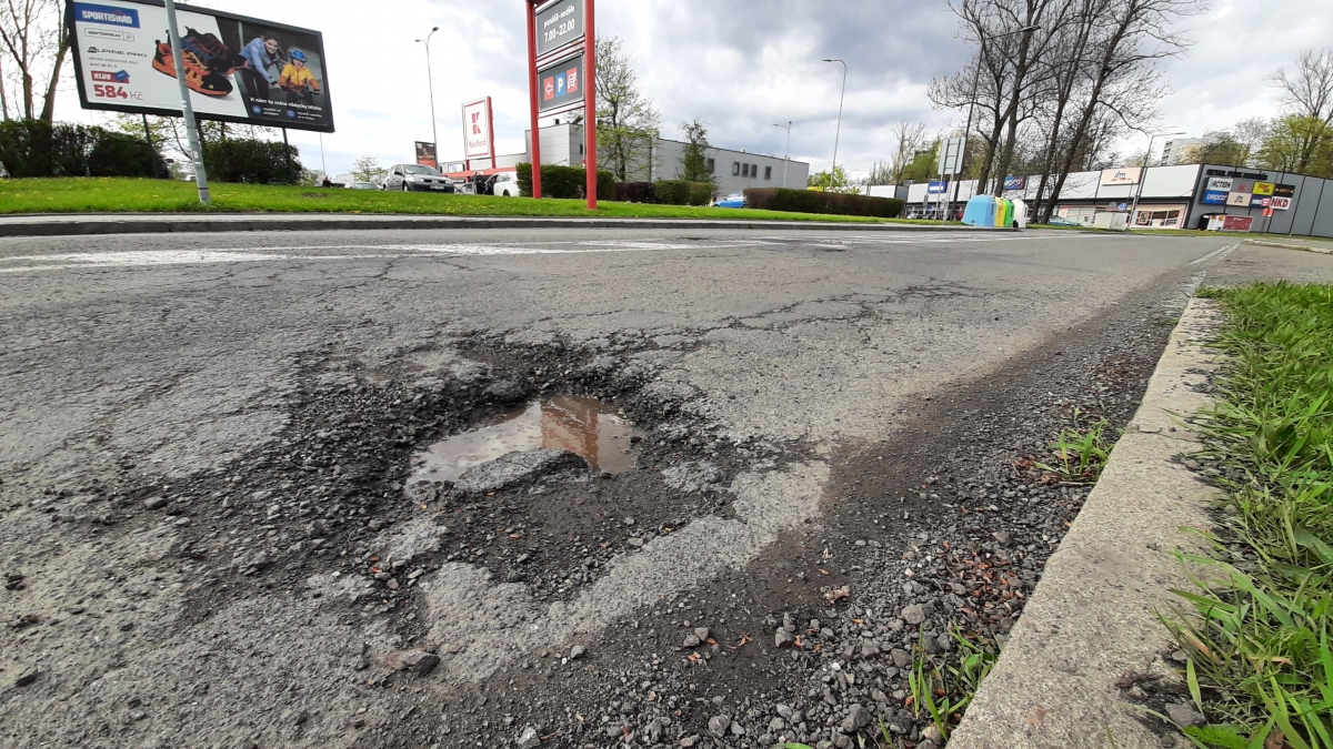 Silničáři postupně opravují výtluky, zima dala cestám zabrat