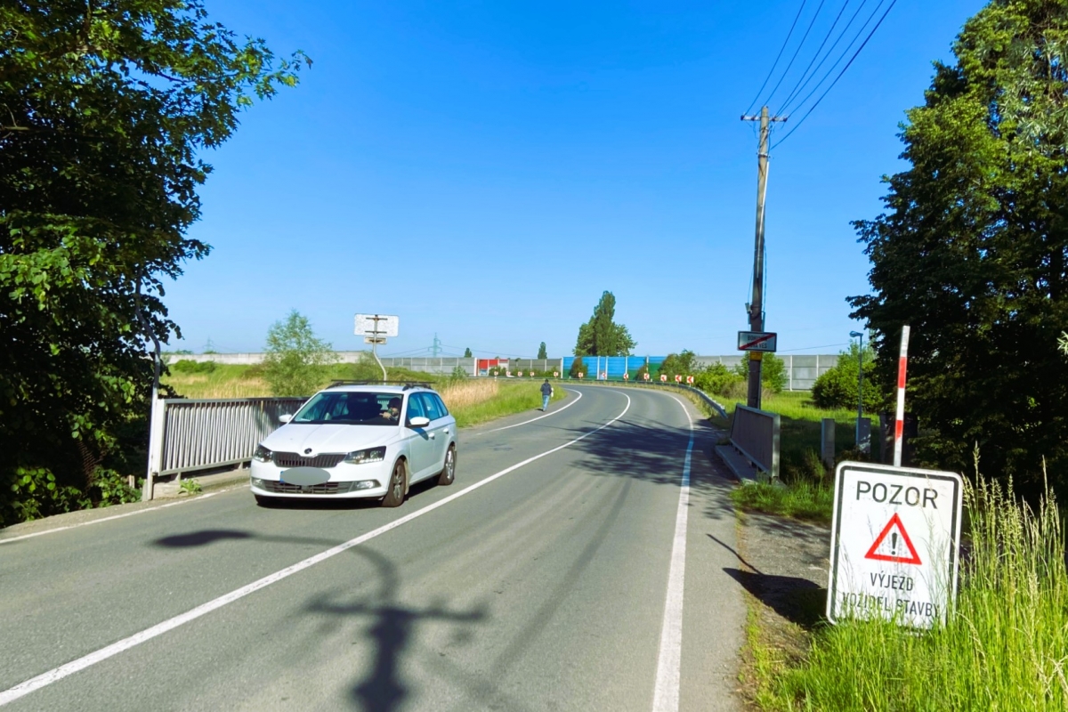 Řidiče v Nové Vsi zkrotí zpomalovací ostrůvek, pěší dostanou nový chodník