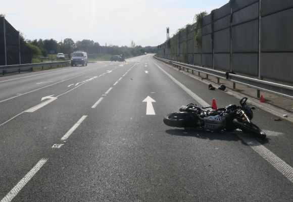 Osobní auto se střetlo s motorkou, nehoda se neobešla bez zranění