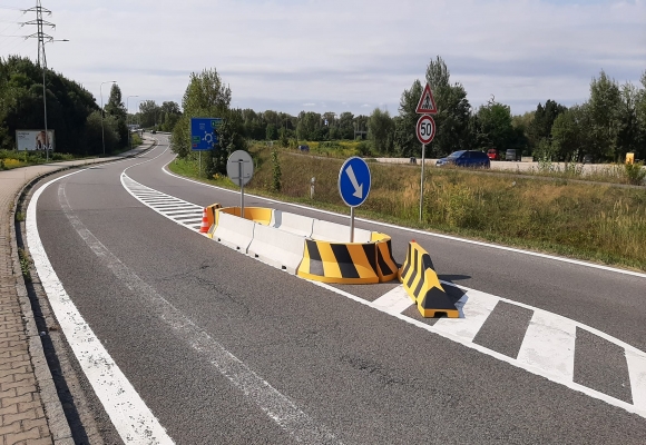 U parkoviště poblíž Vrbického jezera nový zpomalovací prvek
