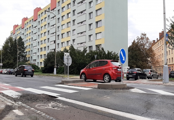 Nový přechod pro chodce hotový, následují opravy vozovky v ulici